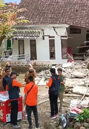 Puluhan Rumah di Bantargadung Sukabumi Terbelah, Warga Mengungsi di Tenda di Tengah Ramadan