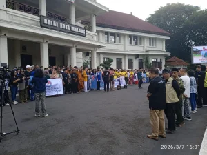 Rasa Kebersamaan FKUB Bersama Organisasi Keagamaan, Komunitas, Lembaga Pendidikan, hingga Ormas Berbagi 1.112 Takjil ke Masyarakat Kota Malang