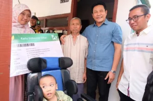 Kunjungan ke Taman, Bupati Sidoarjo Sidak RTLH dan Serahkan Bansos ke Warga