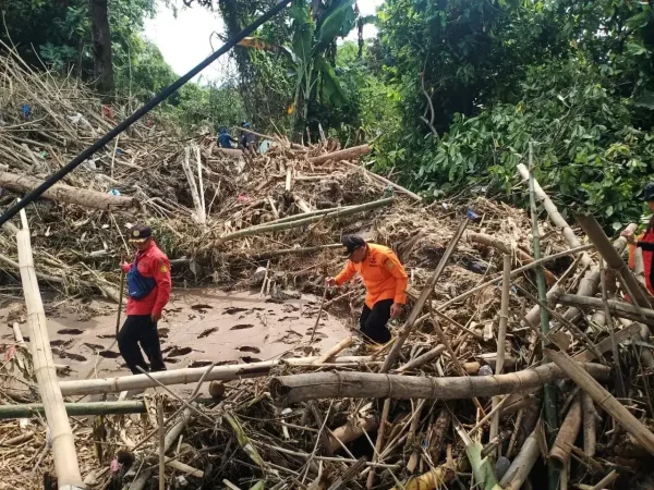 Tragedi Banjir Bandang Buleleng: Ibu dan Dua Anaknya Hilang Terseret Arus, Dua Korban Meninggal Dievakuasi