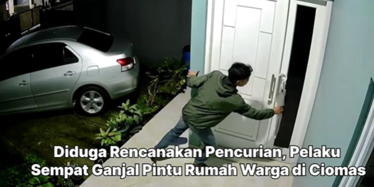 Viral Dugaan Gagalnya Aksi Pencurian di Area Rumah Warga Ciomas Bogor, Pelaku Sempat Ganjal Pintu Pakai Payung