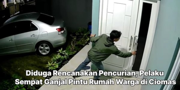 Viral Dugaan Gagalnya Aksi Pencurian di Area Rumah Warga Ciomas Bogor, Pelaku Sempat Ganjal Pintu Pakai Payung