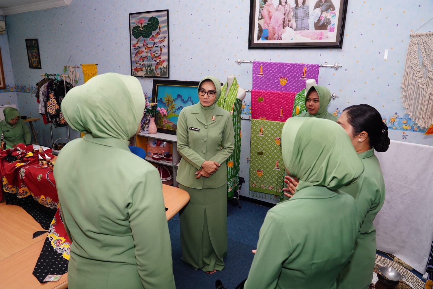 Ibu Sri Astuti menunjukkan hasil karya Brilliyans Batik kepada Ketua Persit KCK Koorcab Divif 2