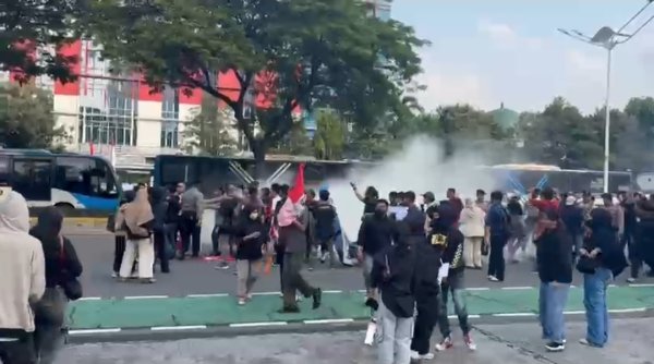 Exploitation de l'homme par l'homme": GMNI Jakarta Timur Gelar Aksi di Panin Bank, Tuntut Keadilan Debitur