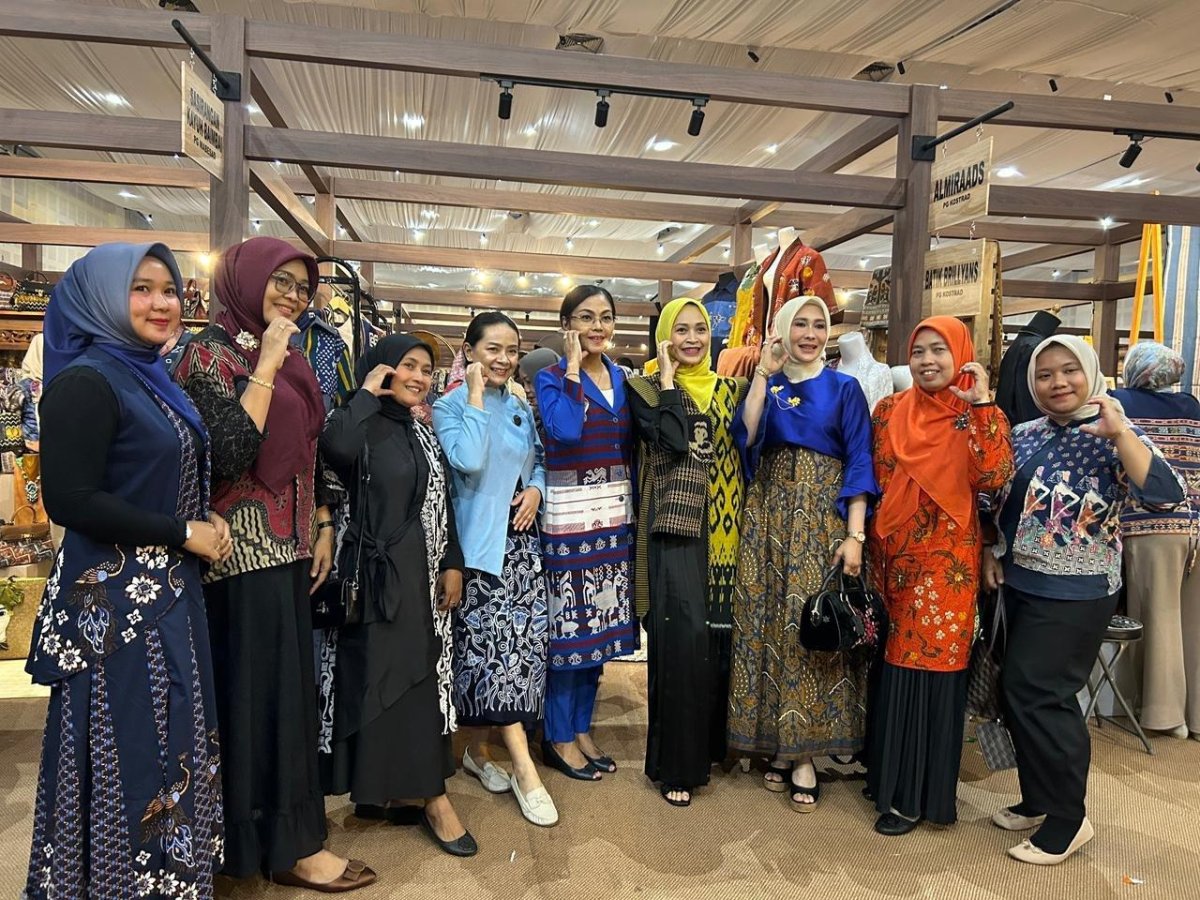 UMKM binaan Persit KCK Yonkes 2/2 Kostrad, Brilliyans Batik, sukses habiskan seluruh koleksi batik tulis eksklusif di ajang Persit Bisa Vol II 2026 Jakarta. Ibu Sri Astuti bagikan inspirasi.