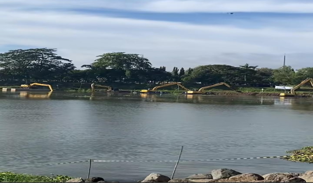 Pladu Waduk Wlingi-Lodoyo 2026 digelar 18-23 Mei. Warga tetap menjadikannya "pesta rakyat" mencari ikan. Di hari pertama, seorang warga hampir hanyut dan satu orang masih belum ditemukan
