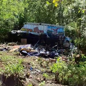 Lagi! Mobil Ekspedisi Terbalik di Tikungan Lendo Lembor, Tikungan Maut Kembali Regang Korban, Warga: "Ini Sudah Berulang Kali"