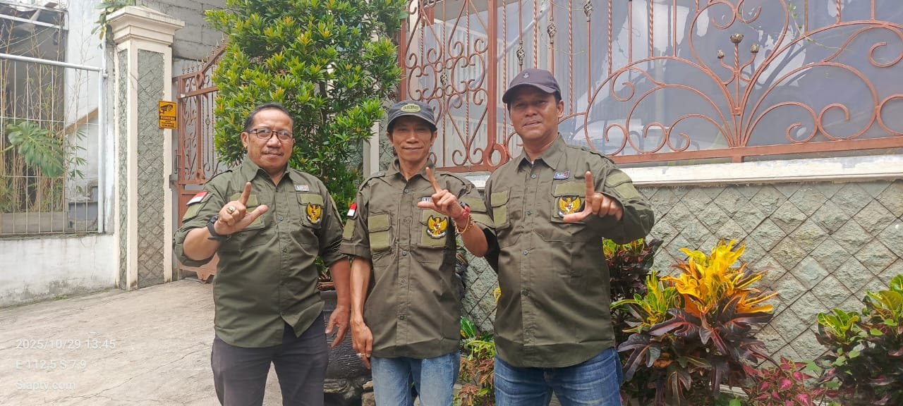 Hari Wicaksono dari PPA BIRR mengamati lahan gundul proyek PT Esa