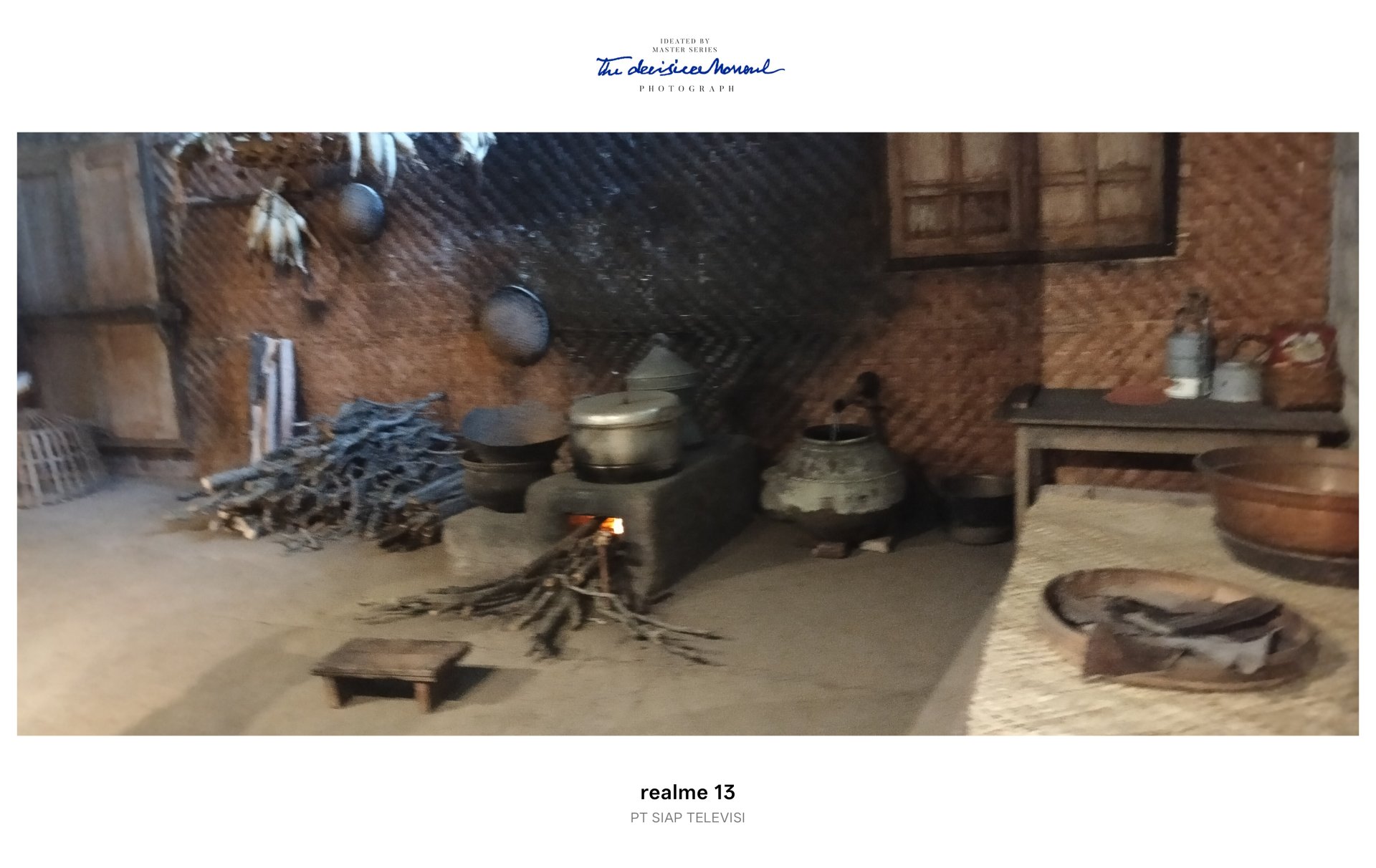 Dapur tradisional dengan tungku tanah liat kayu bakar periuk dan belanga