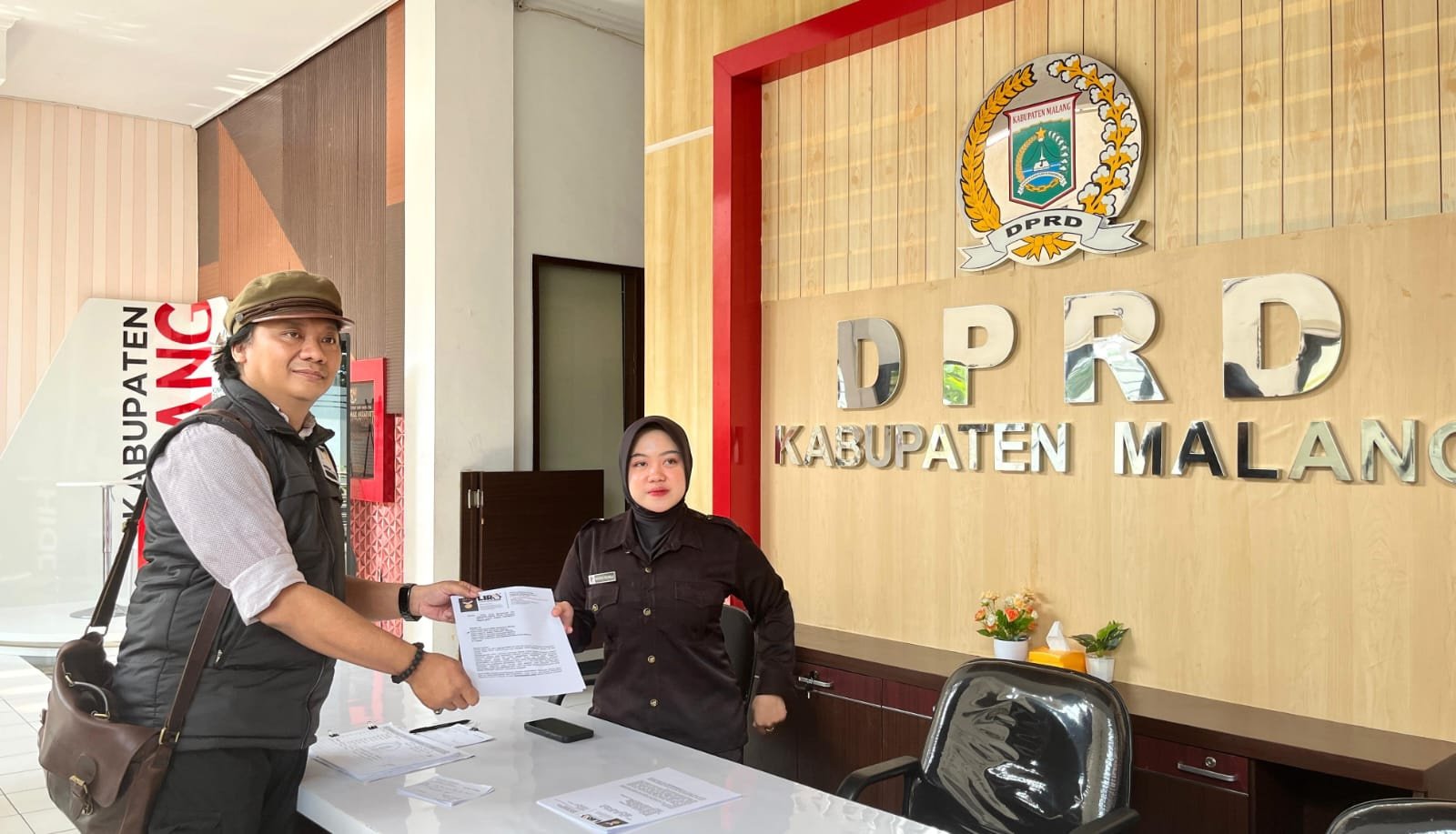 Wiwid Tuhu ketua LIRA menyerahkan petisi hak interpelasi ke DPRD Kabupaten Malang