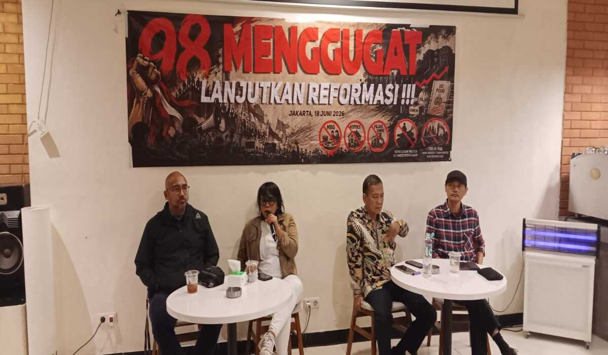 Ignatius Indro selaku moderator dalam diskusi aktivis 98"