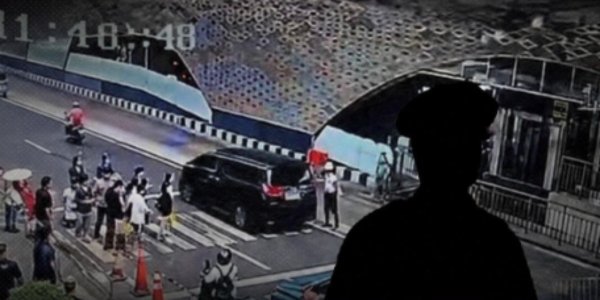 Momen Sopir Alphard Gantian Sujud di Hadapan Satpam usai Sempat Ditegur Gegara Terobos Lalin Bundaran HI