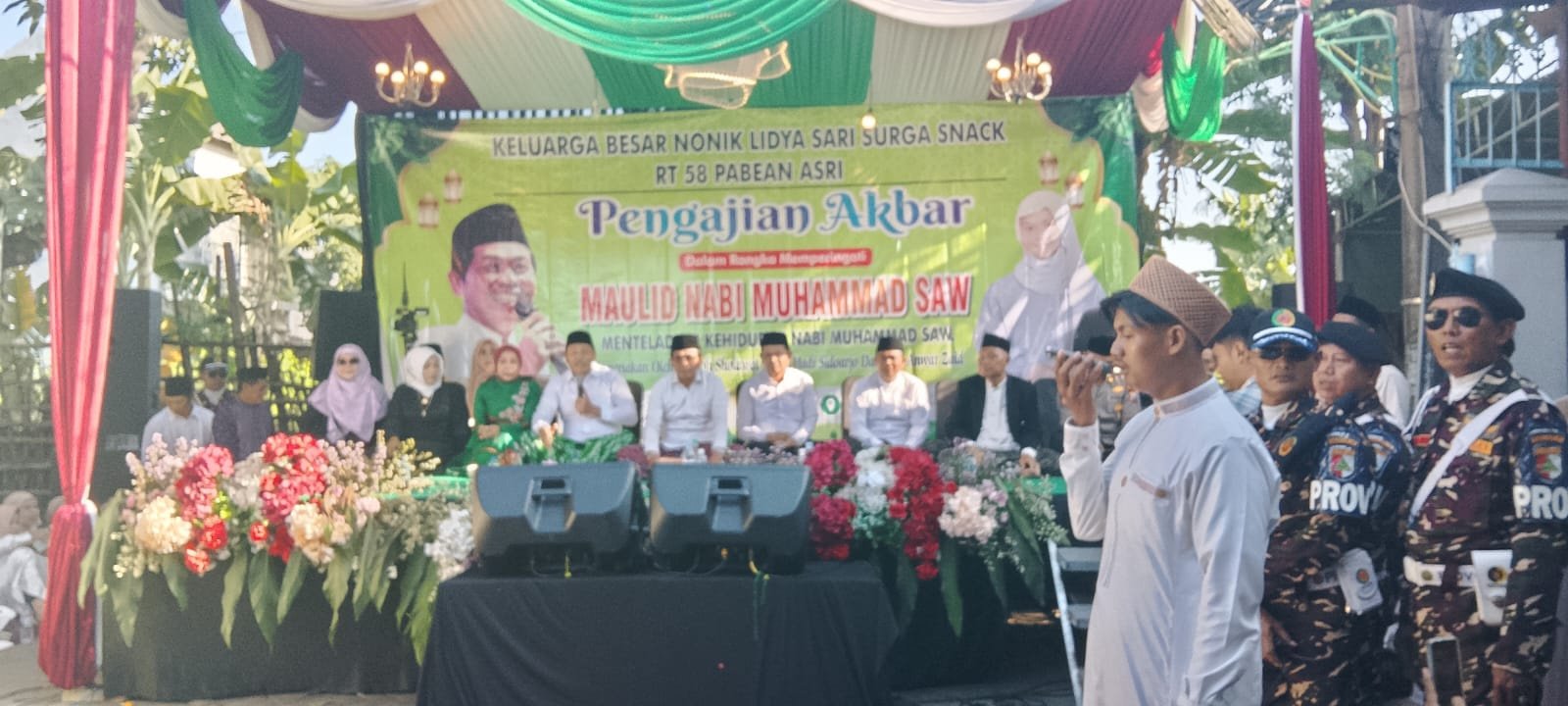 KH Anwar Zahid dari Bojonegoro sedang memberikan tausiyah di hadapan ribuan jemaah pengajian Maulid Nabi di Sedati."