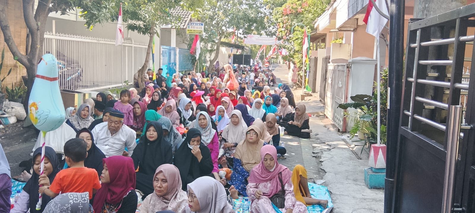 Suasana pengajian akbar Maulid Nabi di Perumahan Griya Pabean Asri yang dipadati ribuan jemaah."